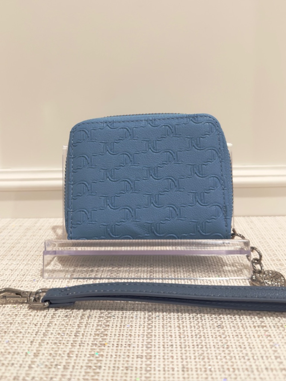 ✨🩵 Juicy Couture That Bling Blue Heritage Embossed Small Wristlet Wallet - Picture 6 of 15